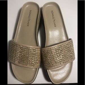 Donald Pliner slip ons
*Size 8